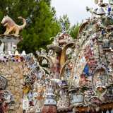 La struttura � poi �fortificata� da quattro torrette presenti ad ogni angolo del perimetro e sulle quali svettano imperiose sculture di leoni